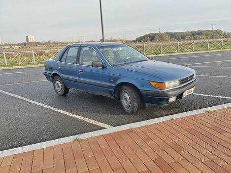 продам Mitsubishi Lancer  1990 года синий седан  по запчастям