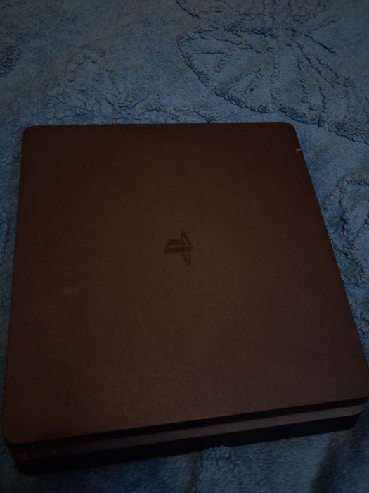 Продаю PS4 срочно
