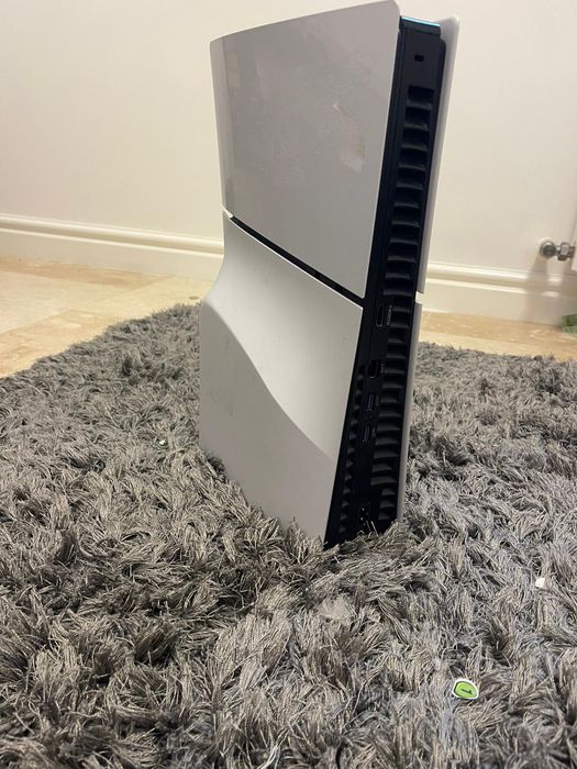 PlayStation 5 (versiunea cu cititor de discuri), cu spațiu de stocare de 1TB