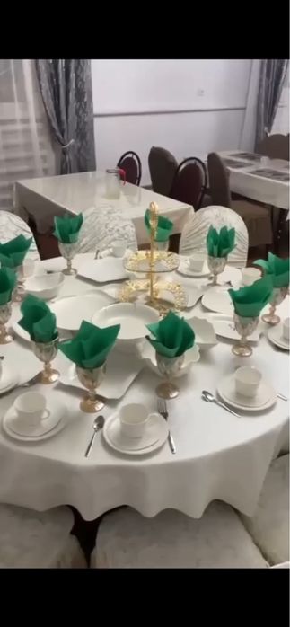 Столы и посуды для гостей