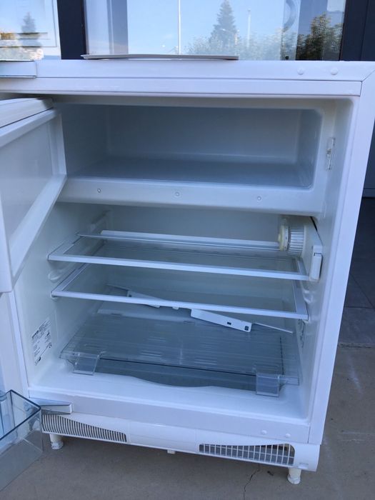 Малък хладилник за пълно вграждане с камера Gorenje 82 см