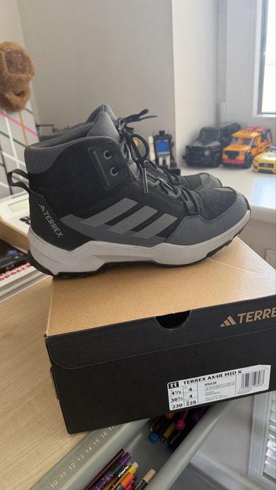 Продам демисезонные ботинки Adidas Terrex