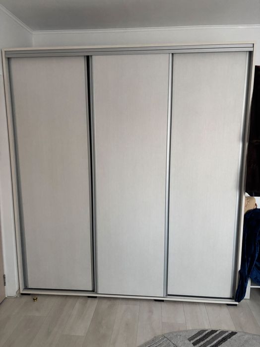 Șifonier 3 uși în stare foarte buna