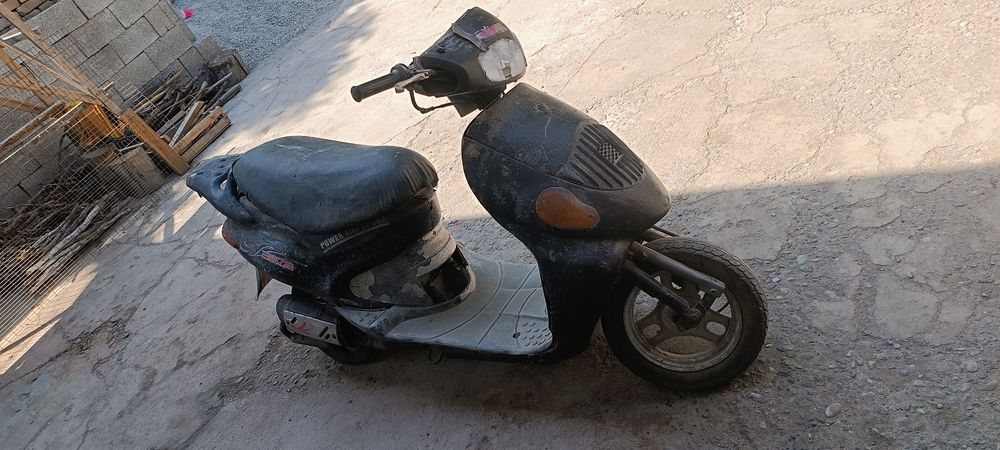 Skuter sotiladi. Benzinli