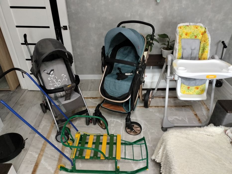 Продам 2 коляски, детский столик, санки.
