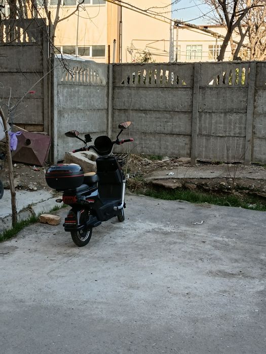 Скутр чёрно красный "Globoys"