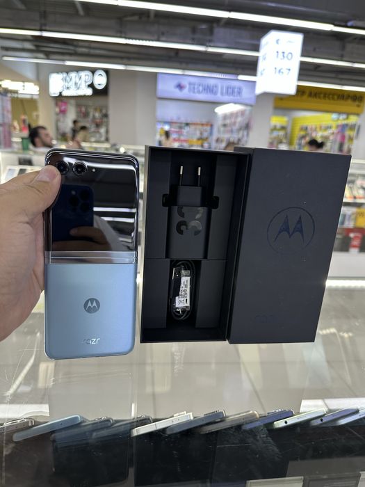 Moto Razl 40 ultra как новый