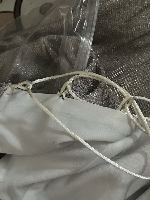 продам серебристое с блестяшками платье