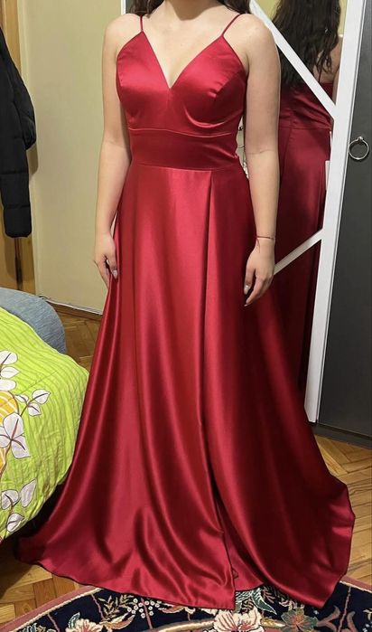 Червена бална рокля