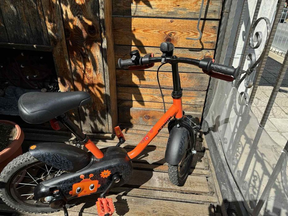 Детски велосипед с помощни колела