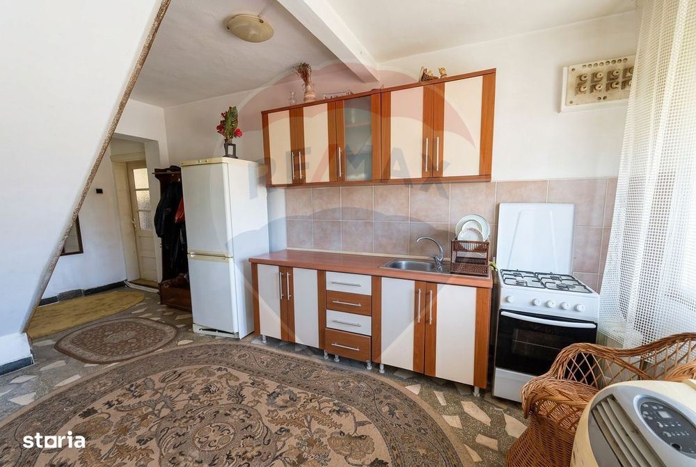 Casă cu 4 camere de vânzare - str. Morii