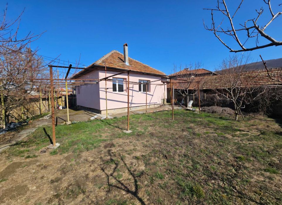 Продава се Къща в с. Джулюница, Област Велико Търново - 90 кв.м за 723 €/кв.м - Снимка #1