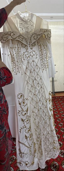 Ansambl orqasi uzun shleyfli