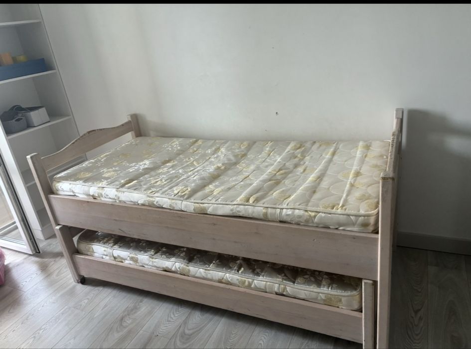 Деревянные кровати с матрасами