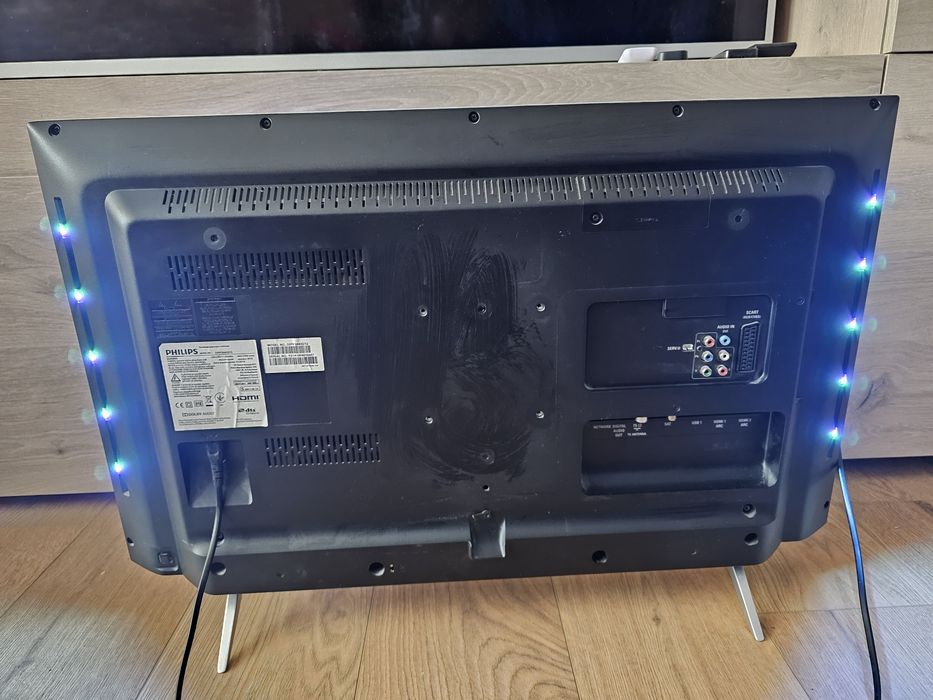 Телевизор PHILIPS 32PFS6402/12 със счупена матрица