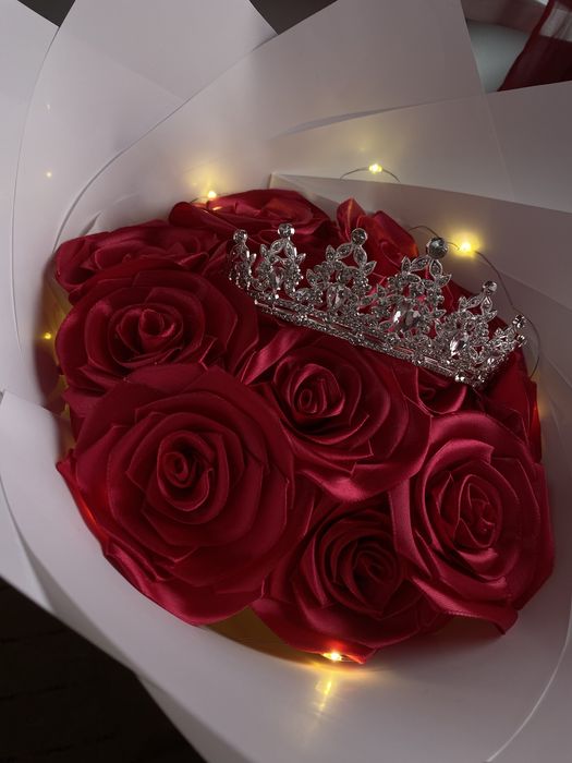 Buchet din satin cu coronita si leduri