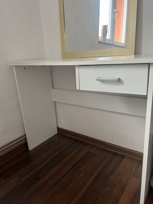 Vand birou plus oglinda( sau masa de machiaj) si scaun .