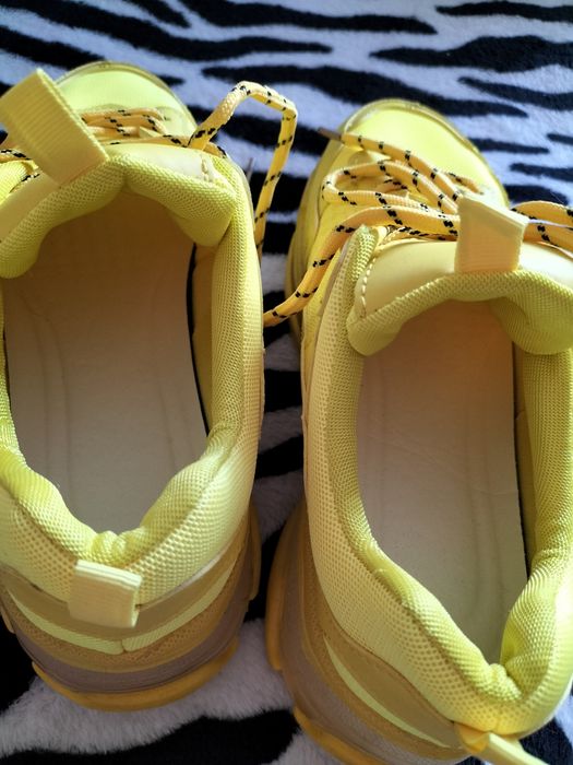 Кроссовки жёлтые