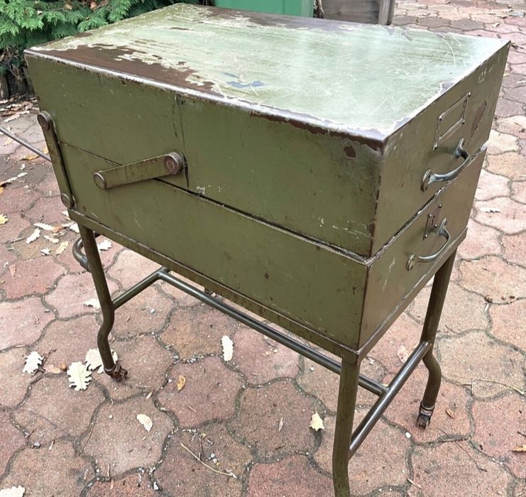 Masa metal.Marmita militara tip rucsac veche