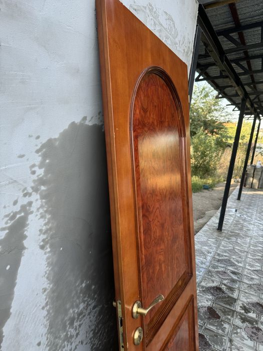 Дверь из чистого дерева