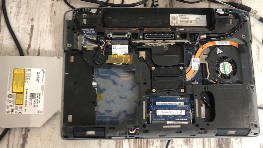 Лаптоп Dell Latitude E6420, без SSD, със зарядно, за възстановяване/части