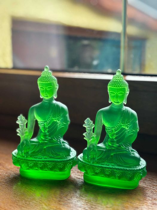 Două statuete cu Buddha al Medicinei/acrilic semitransparent/12,5cm×7,5cm/300g.