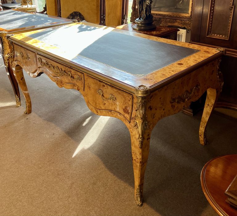 Birou stil Louis XV, furnir rar, bronz aurit – piesă deosebită