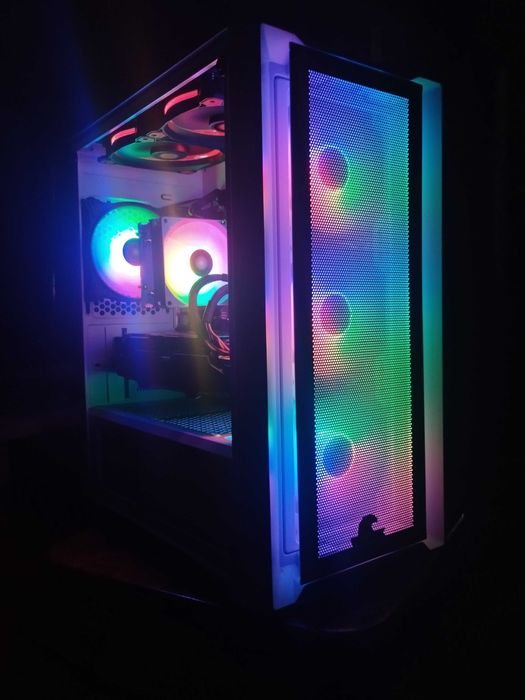 Игровой компьютер в белом корпусе