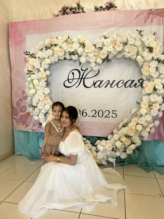 Красивое,пышное белое платье.