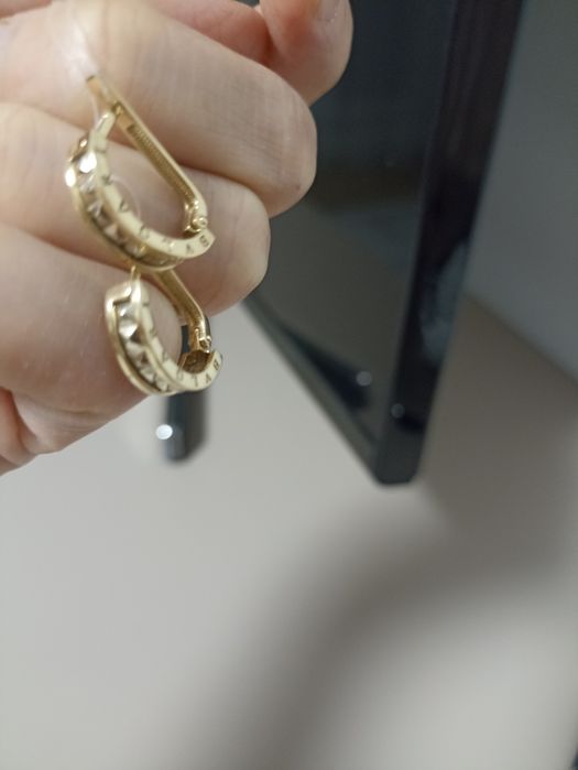 Срочно продам золотые серьги