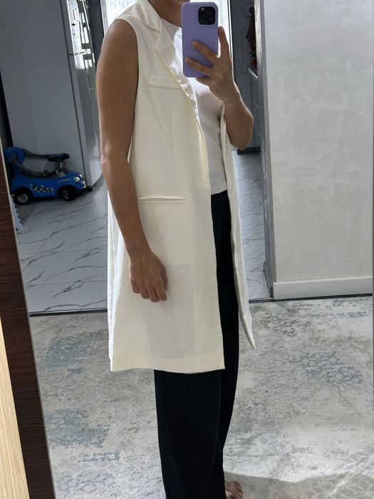 Длинный жилет белого цвета