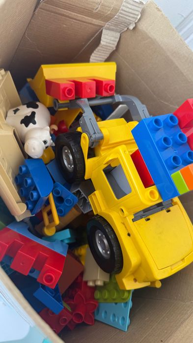 Продам столик для конструктора, игрушки