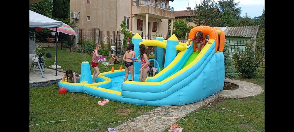 Батути с водна пързалка под наем