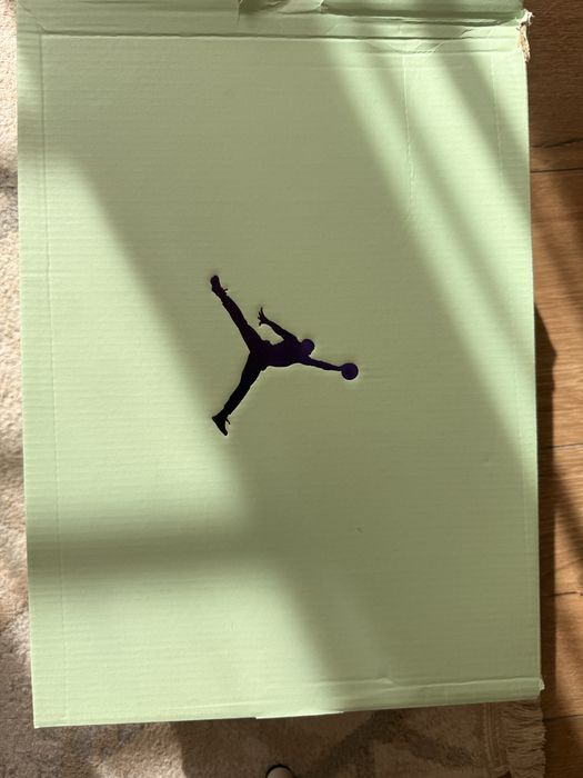 Продам кроссовки унисекс Jordan