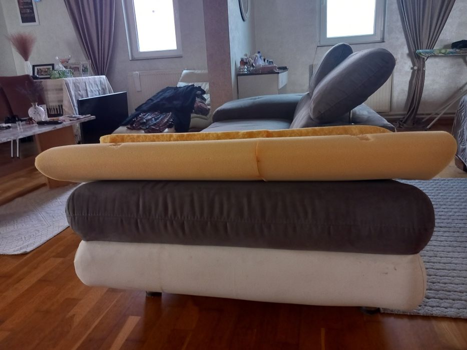Canapea folosită,probleme la cotieră,în rest arată bine