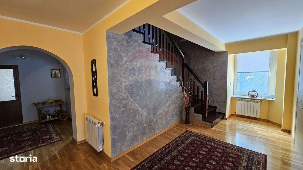 Casă / Vilă de lux cu 8 camere de vânzare in Obcini, Suceava