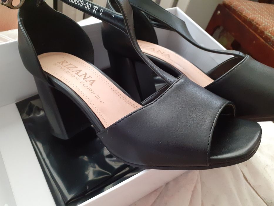 Продам туфли на каблуке новые