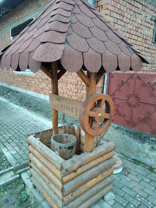 De vinzare fintina din lemn