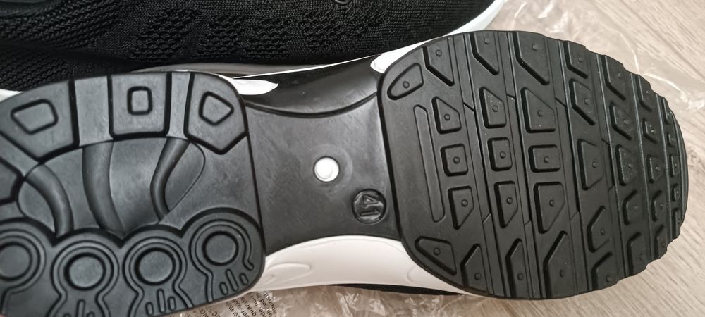 Продам новые кросовки