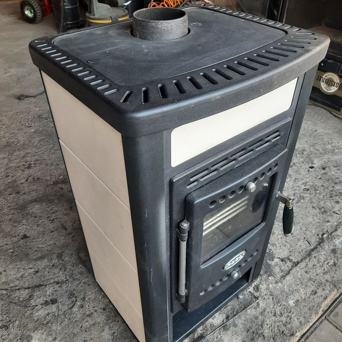 Soba tip șemineu de 6 kw  producție Italia focar din fontă