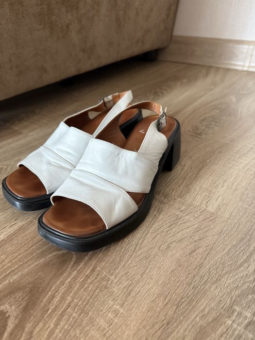 Кожаные босоножки