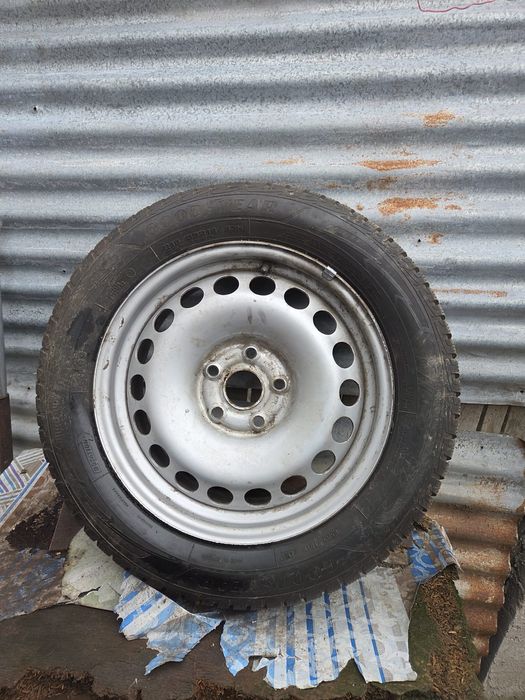 Vând  janta cu cauciuc pe ea dimensine215/55/16