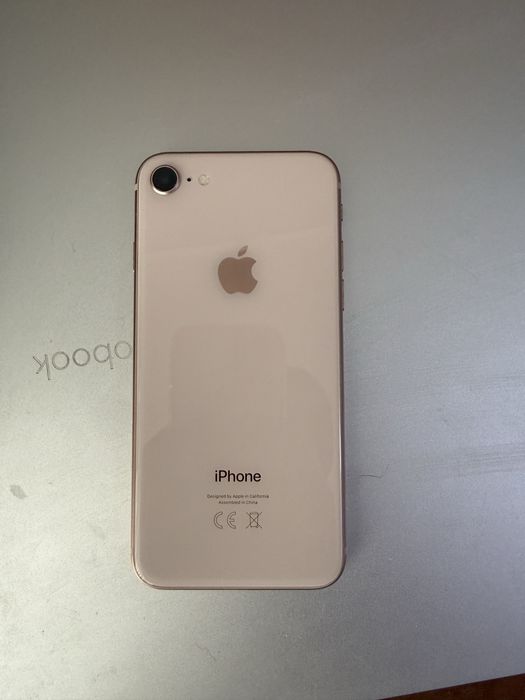 продам iphone 8  64 гб