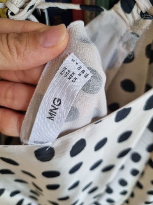 Дълга сатенена рокля Mango размер S с гол гръб и буфан ръкави