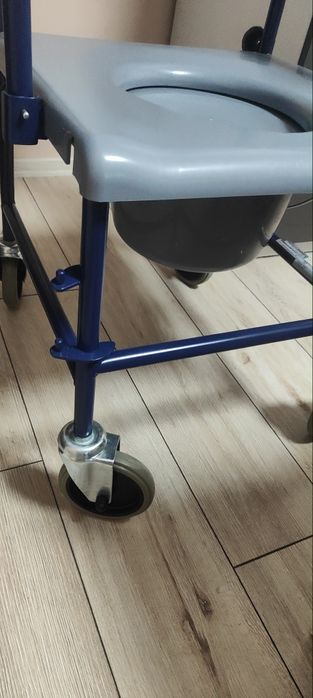 Стол за баня и тоалетна с колелца