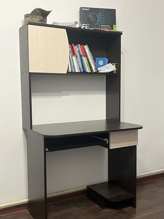 Компьютерный вместительный компактный стол