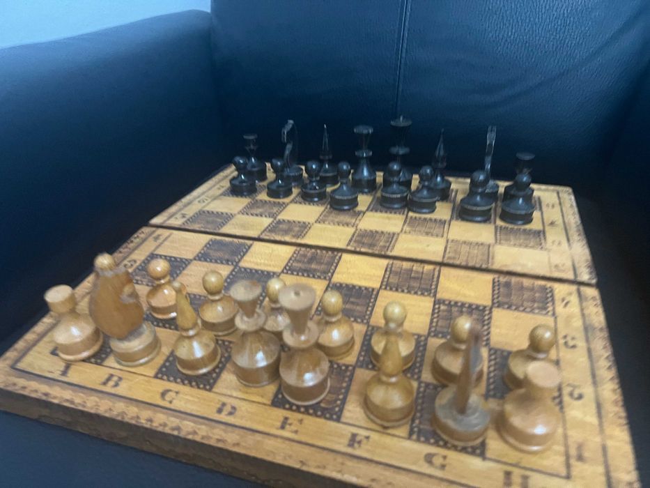 Шах с дървени фигури