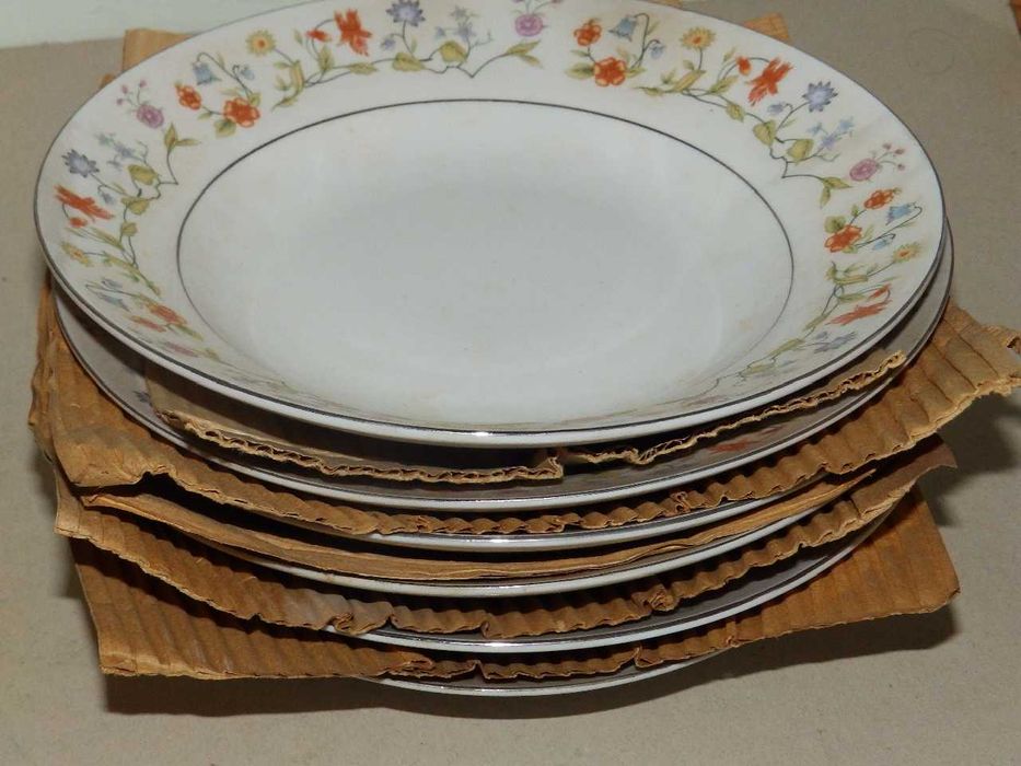 Порцеланови чинии, различни цени