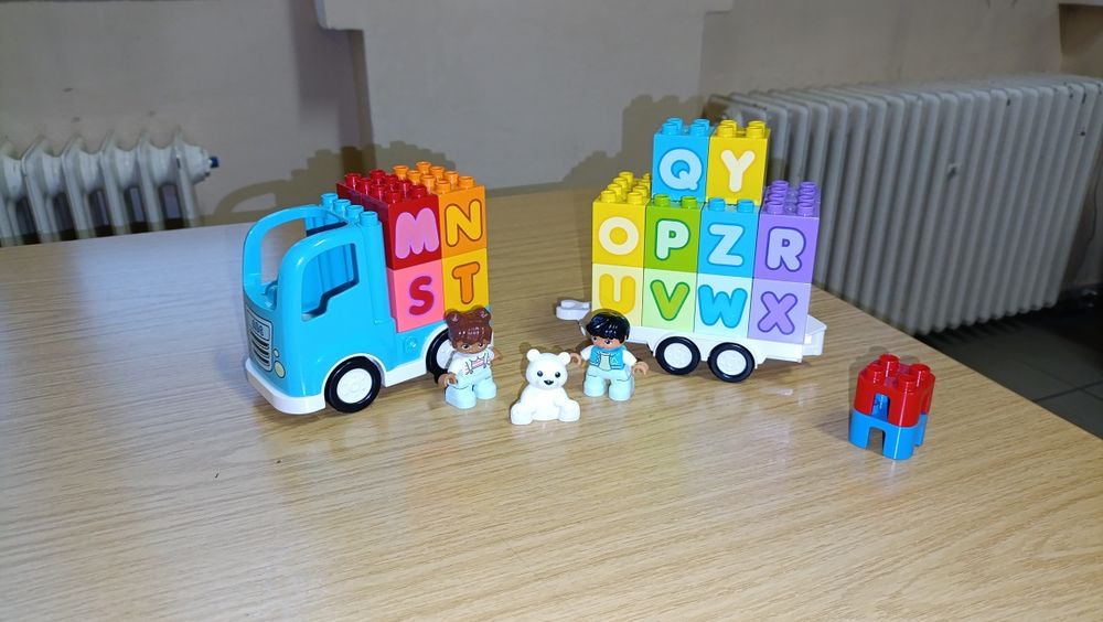 Camion cu litere duplo