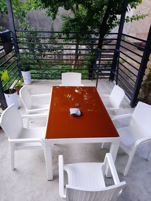 Плетеная и пластиковые.  Rotan To'qilgan stol stul